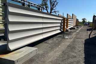 Infinite facade for confidential office in the yard