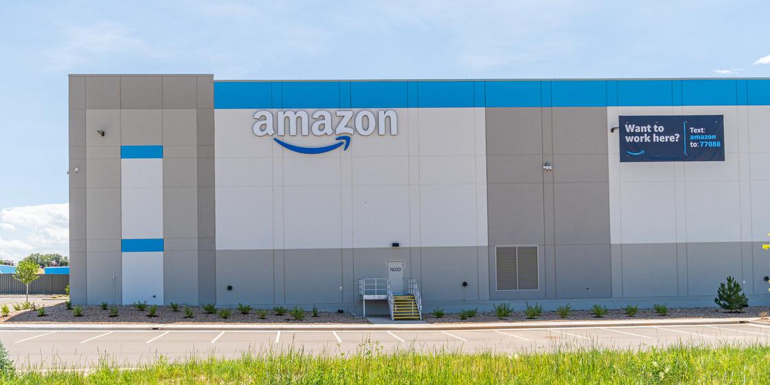 amazon den8 warehouse exterior