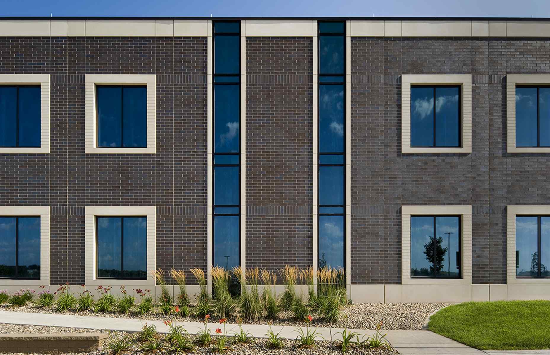 exterior close up one stop sioux falls